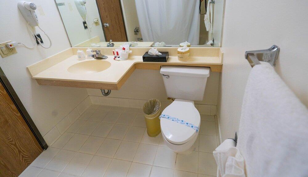 Foto del baño de Hotel Howard Johnson by Wyndham Buena Park