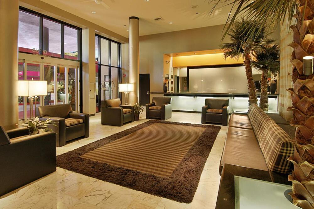 Foto de las zonas nobles de Ramada Plaza by Wyndham West Hollywood Hotel &amp;amp; Suites
