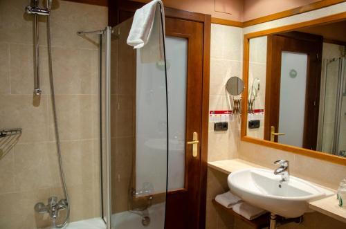 Foto del baño de Hotel Albares