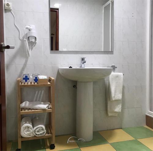 Bathroom – Hostal León Dormido