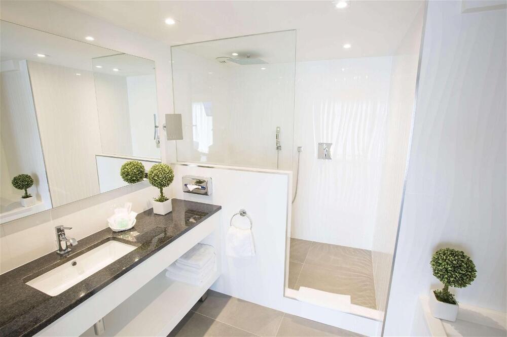 Foto de una habitación de Hotel BEST WESTERN PLUS CANNES RIVIERA &amp;amp; SPA