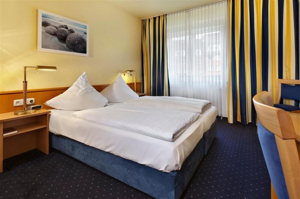 Foto de una habitación de Hotel Tryp by Wyndham Luebeck Aquamarin