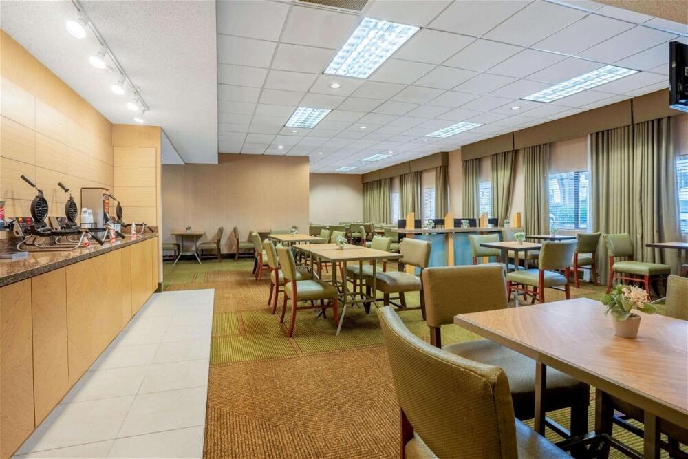 Foto de restauración de Hotel La Quinta by Wyndham Seattle Sea-Tac Airport