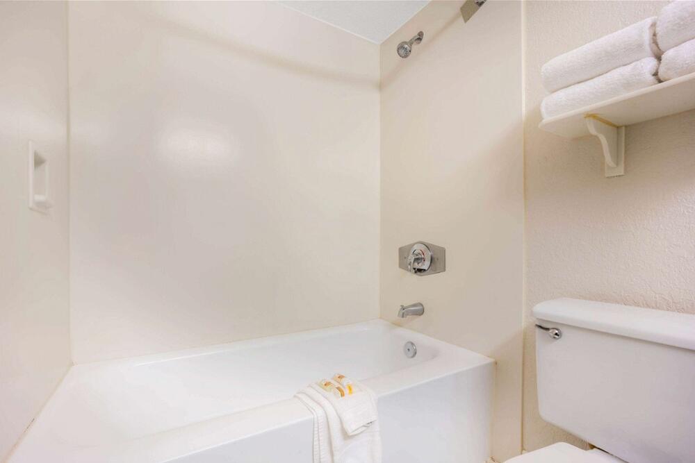 Foto del baño de Hotel La Quinta by Wyndham Seattle Sea-Tac Airport