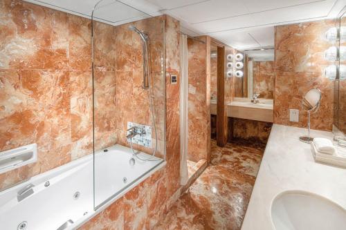 Foto del baño de Regal Riverside Hotel