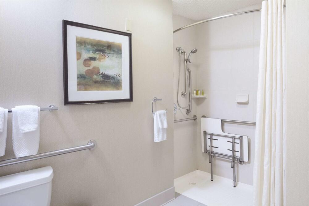 Bathroom – DoubleTree By Hilton Hotel Denver Central Park