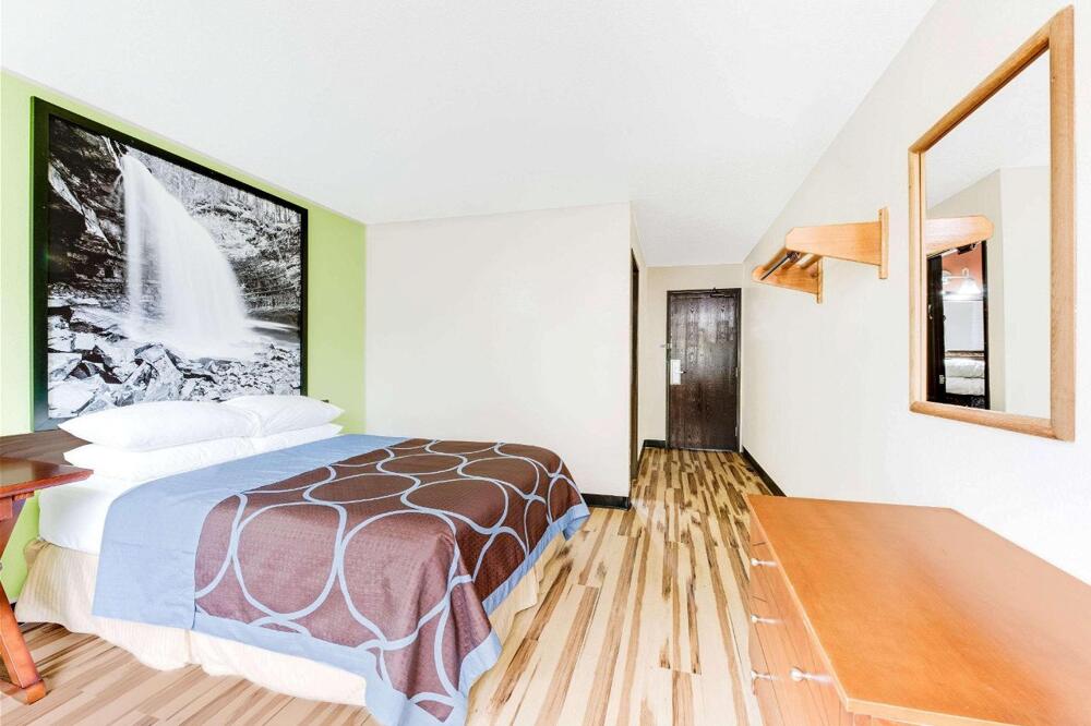 Room – Motel Super 8 by Wyndham Hagerstown