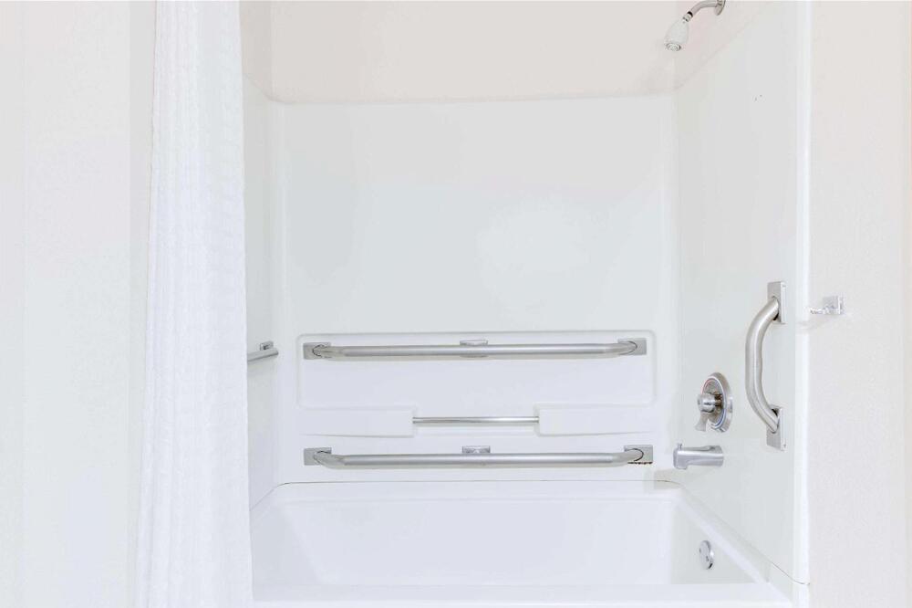 Bathroom – Motel Super 8 by Wyndham Hagerstown