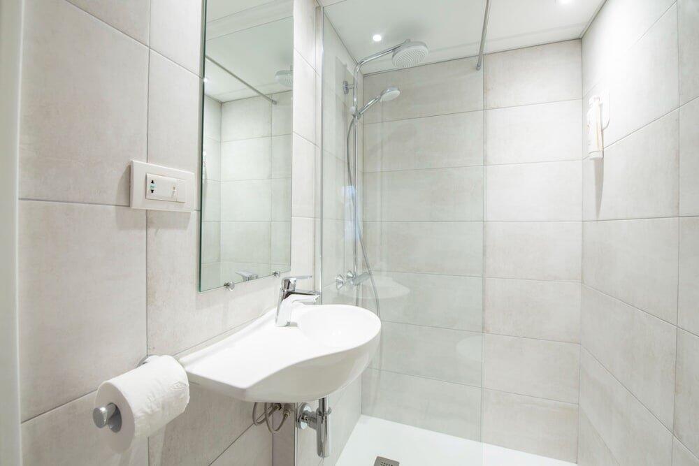 Bathroom – The Originals Access, Hôtel Bordeaux Aéroport