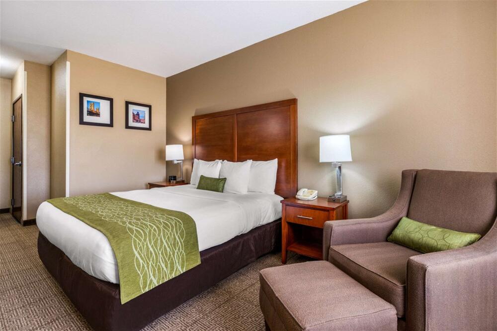 Foto de una habitación de Hotel Comfort Inn &amp;amp; Suites Sacramento - University Area