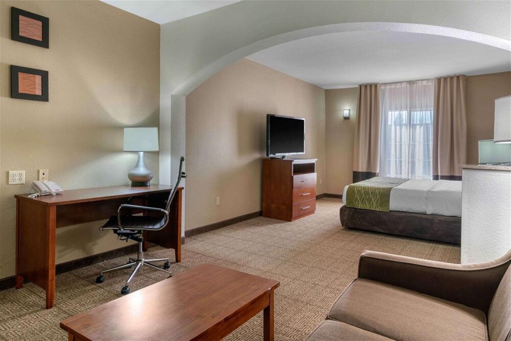 Foto de una habitación de Hotel Comfort Inn &amp;amp; Suites Sacramento - University Area