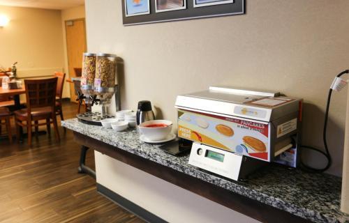 Foto de restauración de Hotel Days Inn by Wyndham Calgary Airport