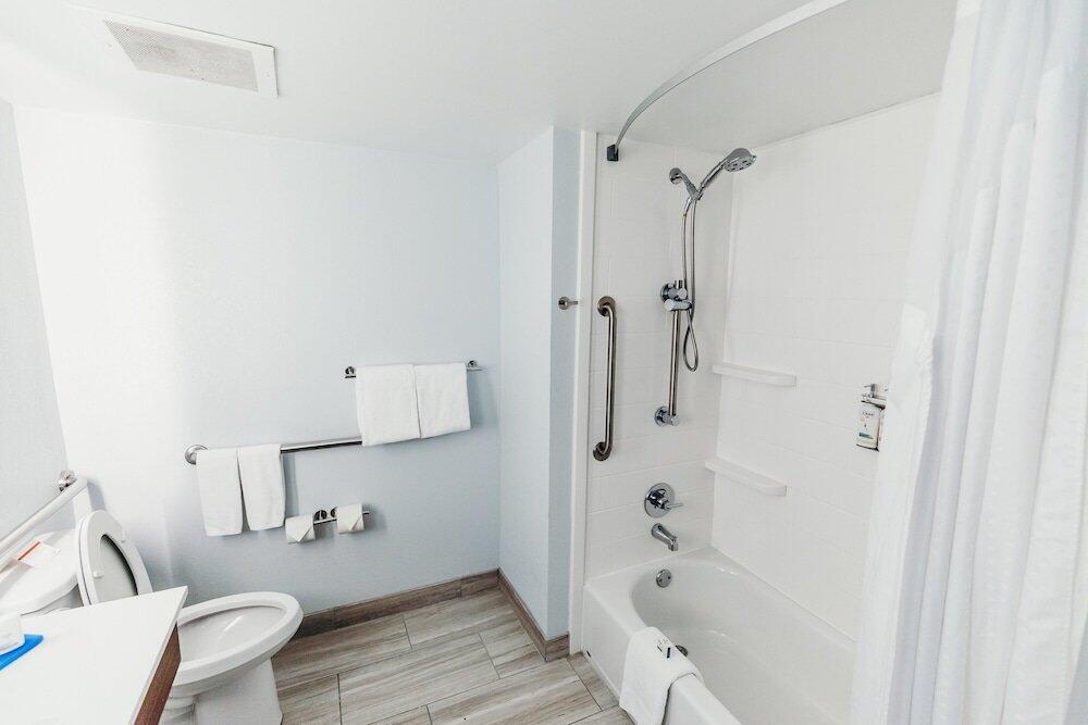 Foto del baño de Holiday Inn Express Atlanta - Northeast I-85 - Clairmont Road, an IHG Hotel