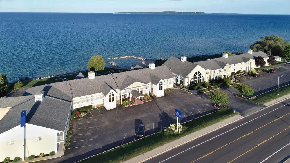 Photo – Hotel Baymont by Wyndham St. Ignace Lakefront