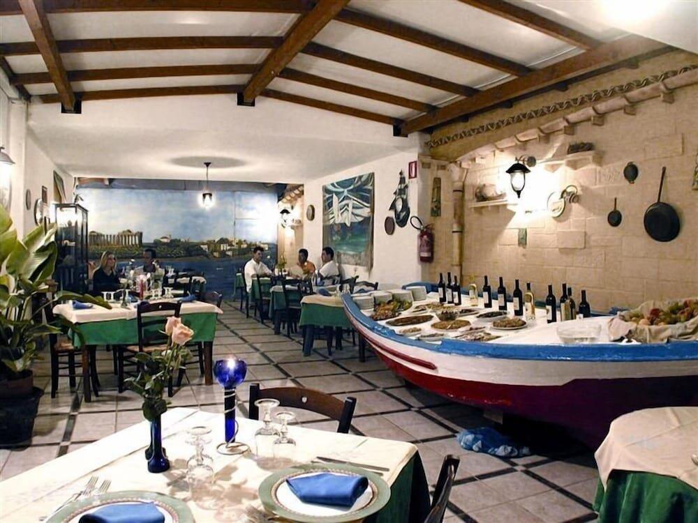 Dining – Hotel Alceste