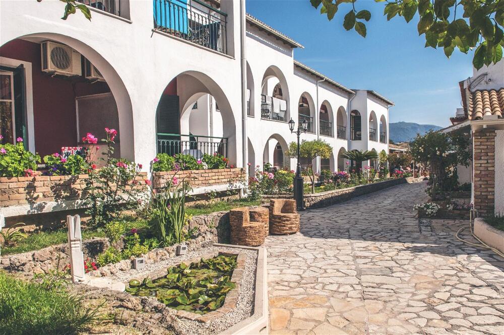 Foto del exterior de Iliada Beach Hotel