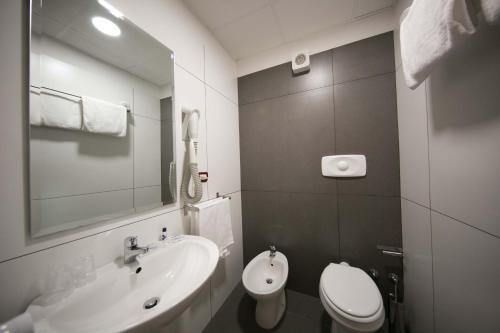 Foto del baño de Mediterranea Hotel &amp;amp; Convention Center