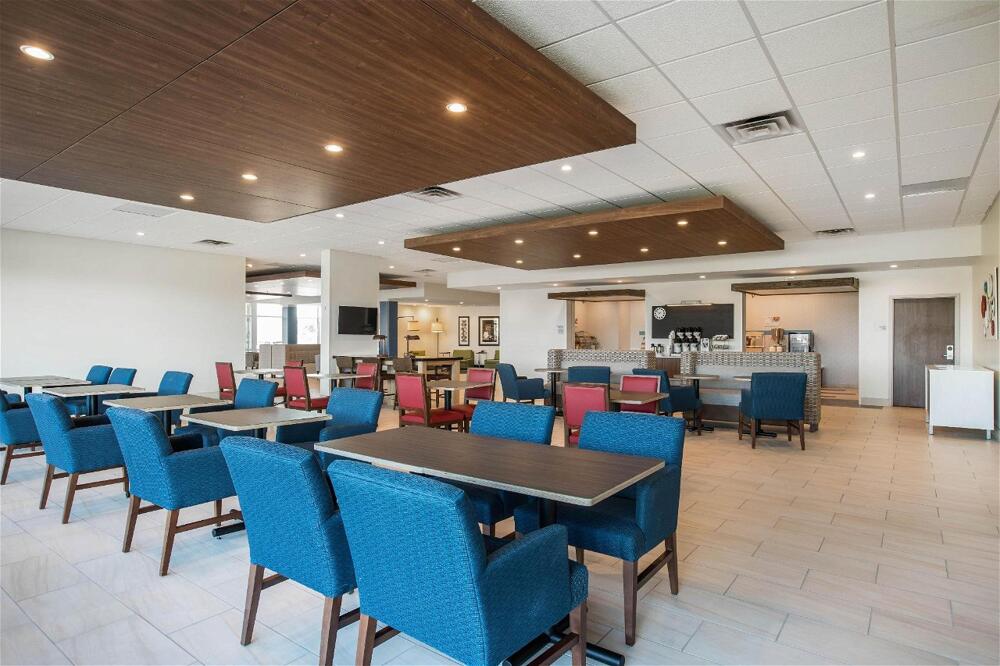 Dining – Holiday Inn Express &amp;amp; Suites Ludington, an IHG Hotel