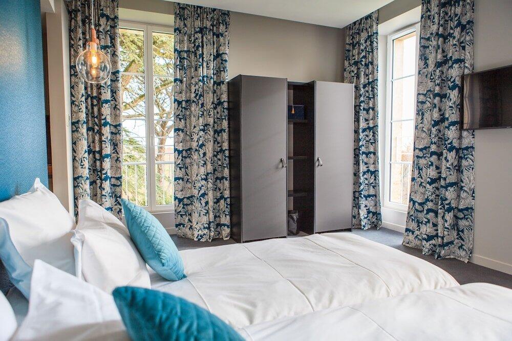 Foto de una habitación de Hotel Château de Tauzies, The Originals Relais