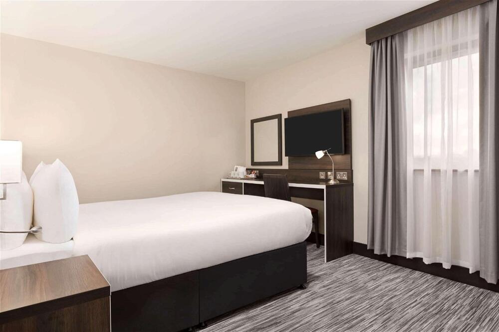 Foto de una habitación de Hotel Ramada by Wyndham Cobham
