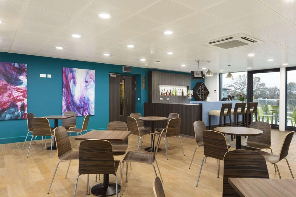 Foto de los servicios de Hotel Ramada by Wyndham Cobham