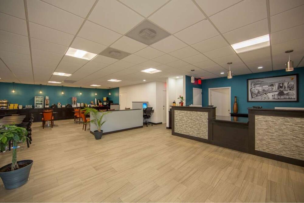 Foto de las zonas nobles de Hotel Super 8 by Wyndham Alexandria/Washington D.C. Area