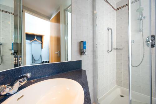 Foto del baño de Holiday Inn Express Hemel Hempstead, an IHG Hotel