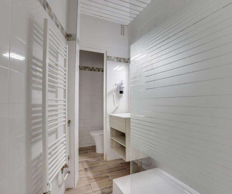 Foto del baño de Hôtel De France