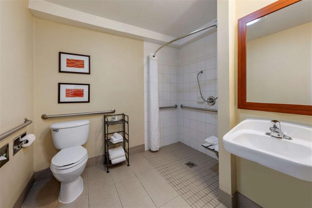 Foto del baño de Hotel Comfort Inn &amp;amp; Suites Ventura Beach