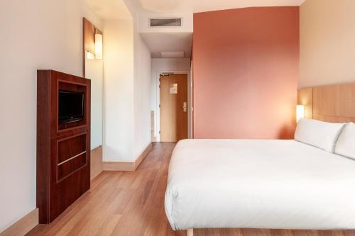 Foto de una habitación de B&amp;amp;B HOTEL Barcelona Mataro