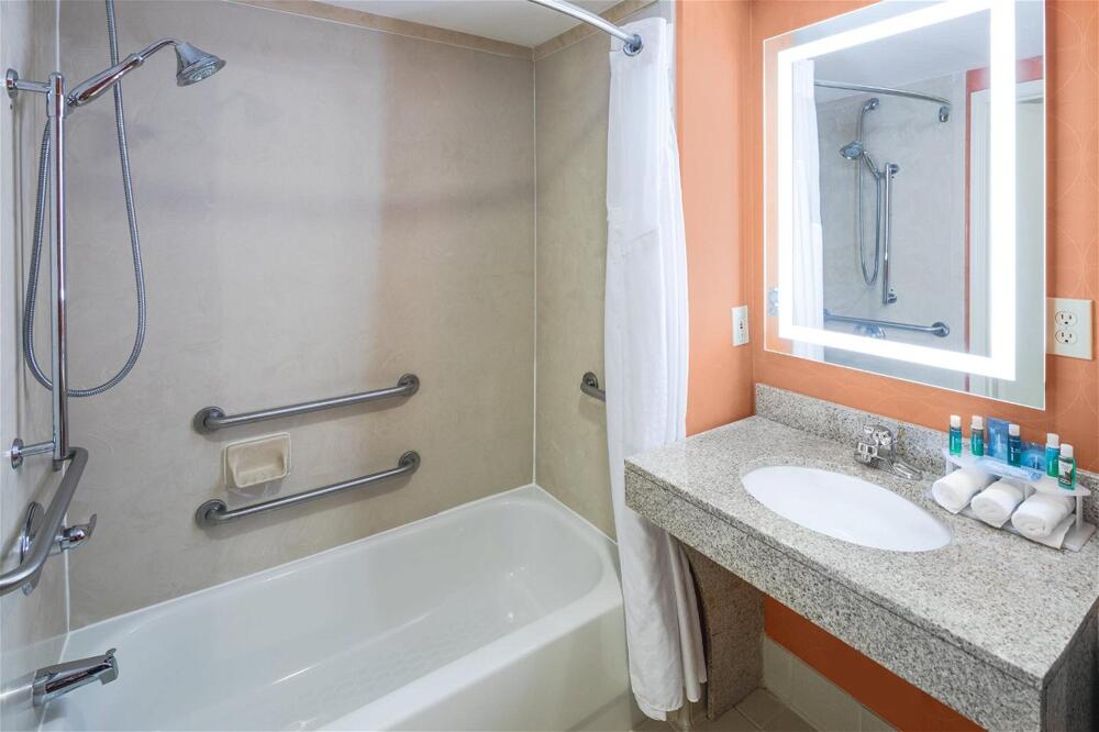 Foto del baño de Holiday Inn Express &amp;amp; Suites Atlanta NE- Duluth, an IHG Hotel