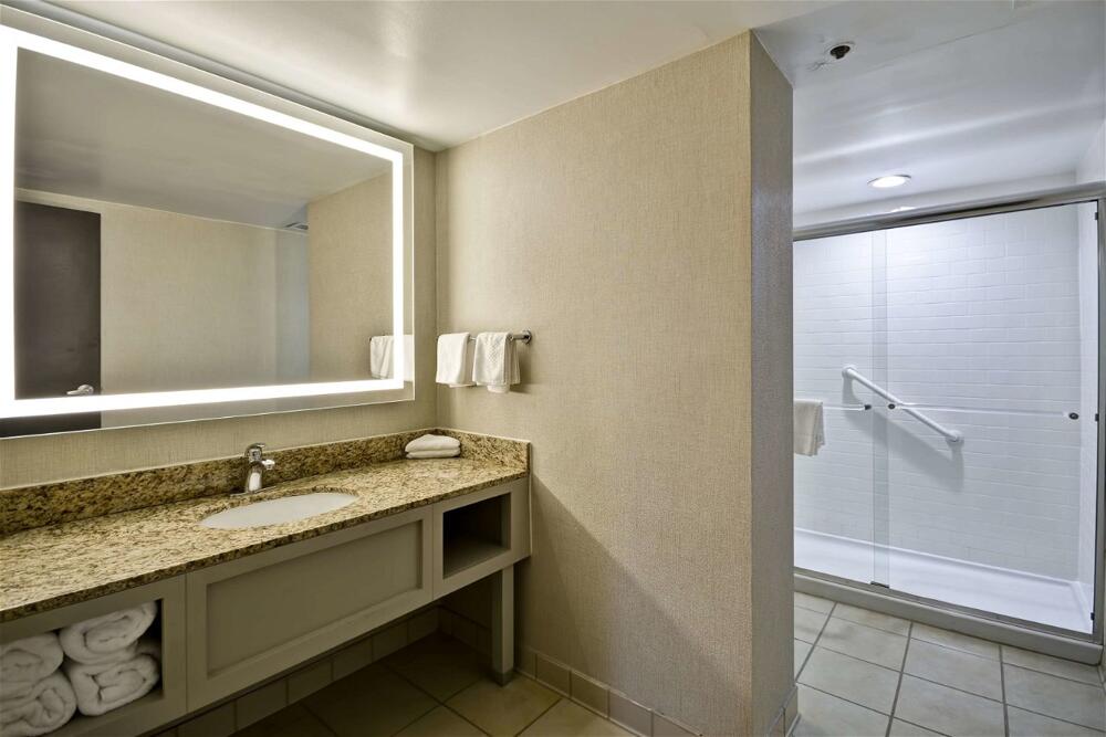 Foto del baño de Embassy Suites Hotel Charlotte
