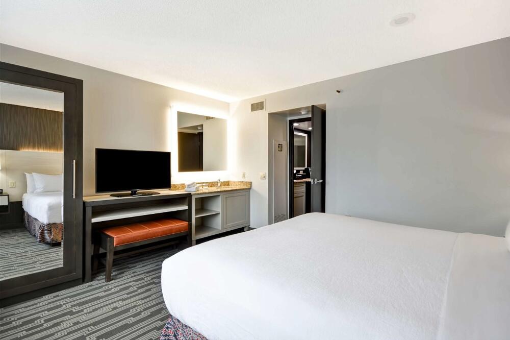 Foto de una habitación de Embassy Suites Hotel Charlotte