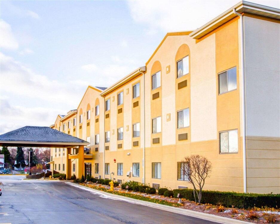 Foto del exterior de Hotel Comfort Suites Lombard/Addison