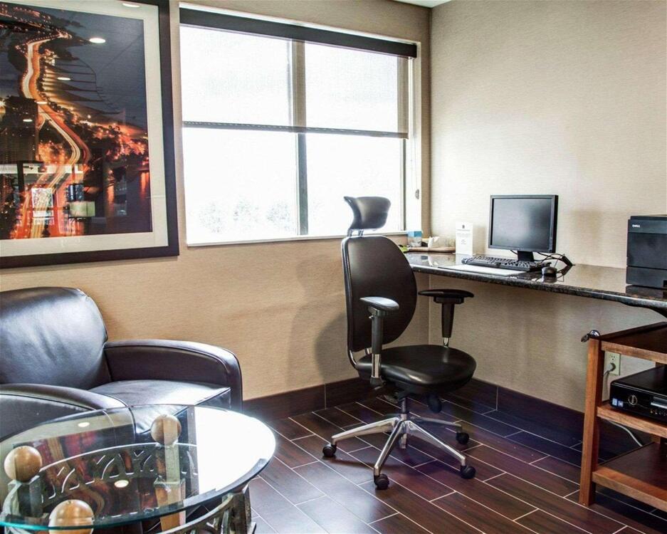 Foto de los servicios de Hotel Comfort Suites Lombard/Addison