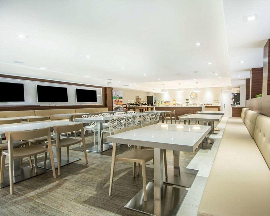 Foto de restauración de Hotel Quality Inn &amp;amp; Suites By the Parks