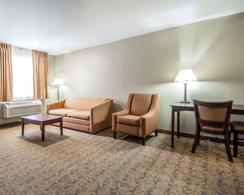 Foto de una habitación de Hotel Quality Inn &amp;amp; Suites By the Parks