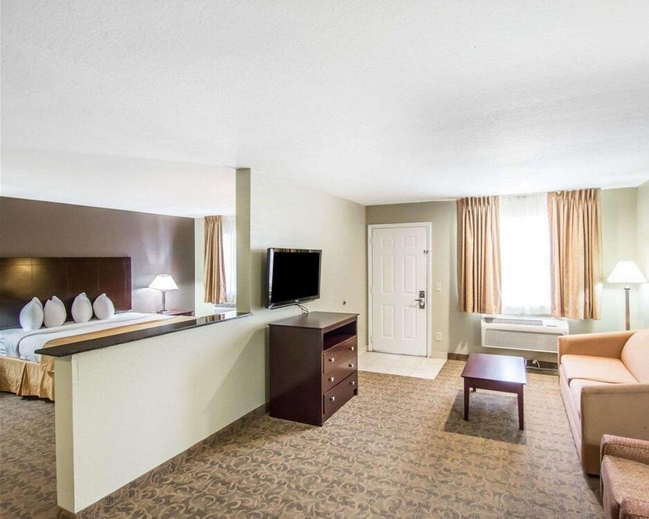 Foto de una habitación de Hotel Quality Inn &amp;amp; Suites By the Parks