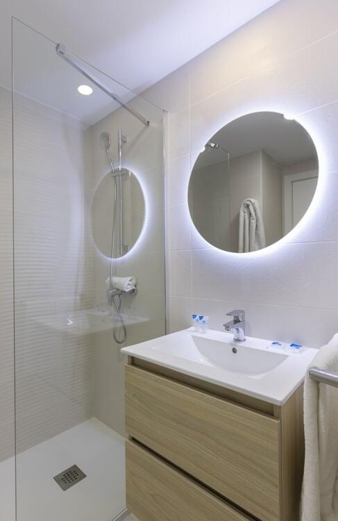 Foto del baño de Aparthotel BCL Levante Beach