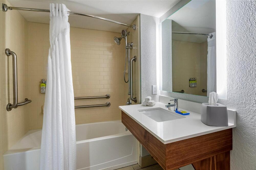 Foto del baño de Holiday Inn Express Cape Coral-Fort Myers Area, an IHG Hotel
