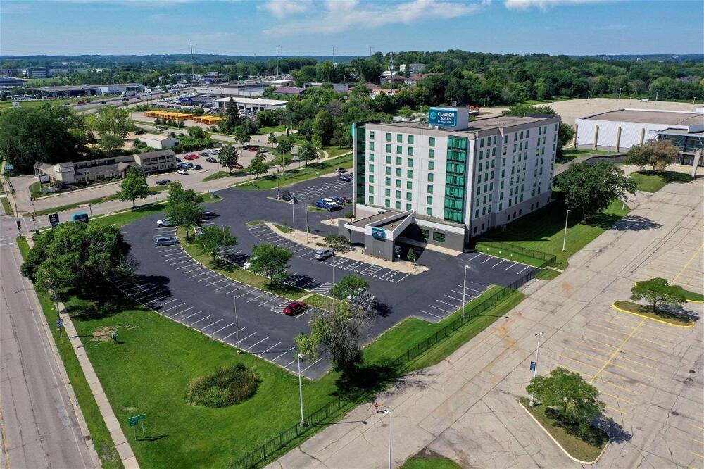 Foto del exterior de Hotel Clarion Suites at the Alliant Energy Center