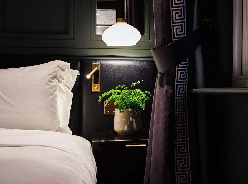 Foto de una habitación de The Mayfair Townhouse - an Iconic Luxury Hotel