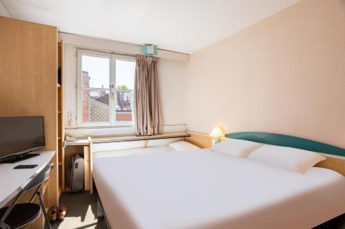 Foto de una habitación de B&amp;amp;B Hôtel Arras Centre Les Places