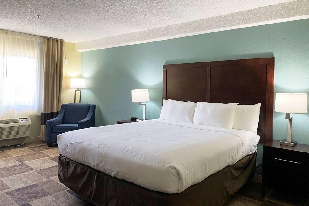 Foto de una habitación de Hotel Comfort Inn &amp;amp; Suites Newark Fremont / Silicon Valley