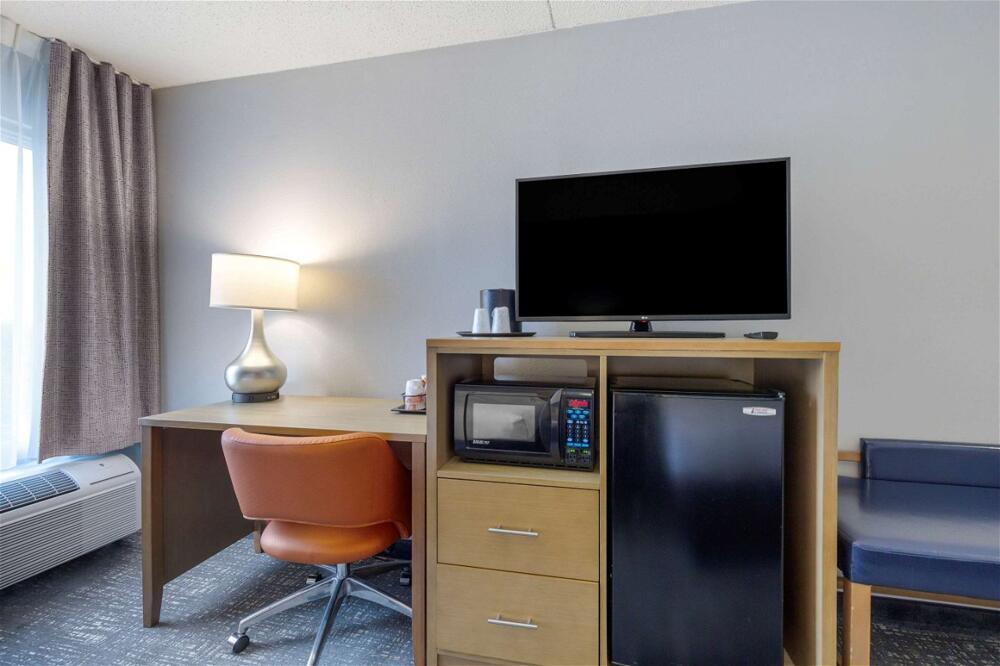 Foto de una habitación de Hotel Comfort Inn &amp;amp; Suites Alexandria Van Dorn Street