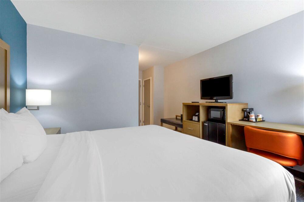 Foto de una habitación de Hotel Comfort Inn &amp;amp; Suites Alexandria Van Dorn Street