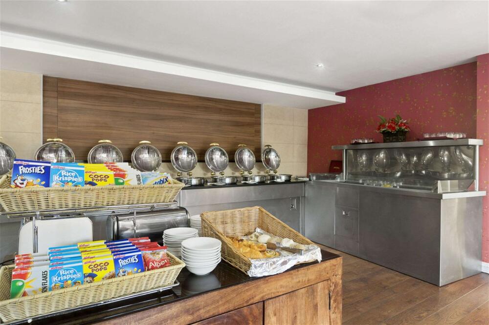 Foto de restauración de Hotel Ramada by Wyndham Oldbury Birmingham