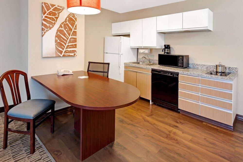 Foto de una habitación de Hotel MainStay Suites Cincinnati Blue Ash