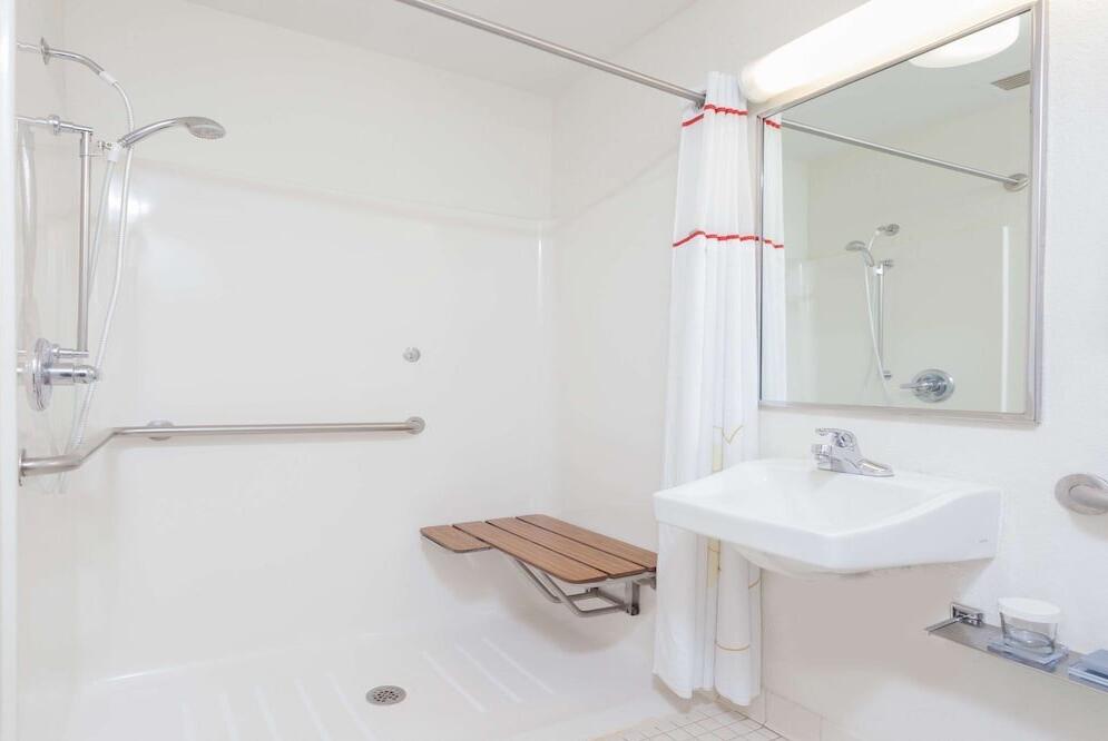 Foto del baño de Hotel MainStay Suites Cincinnati Blue Ash