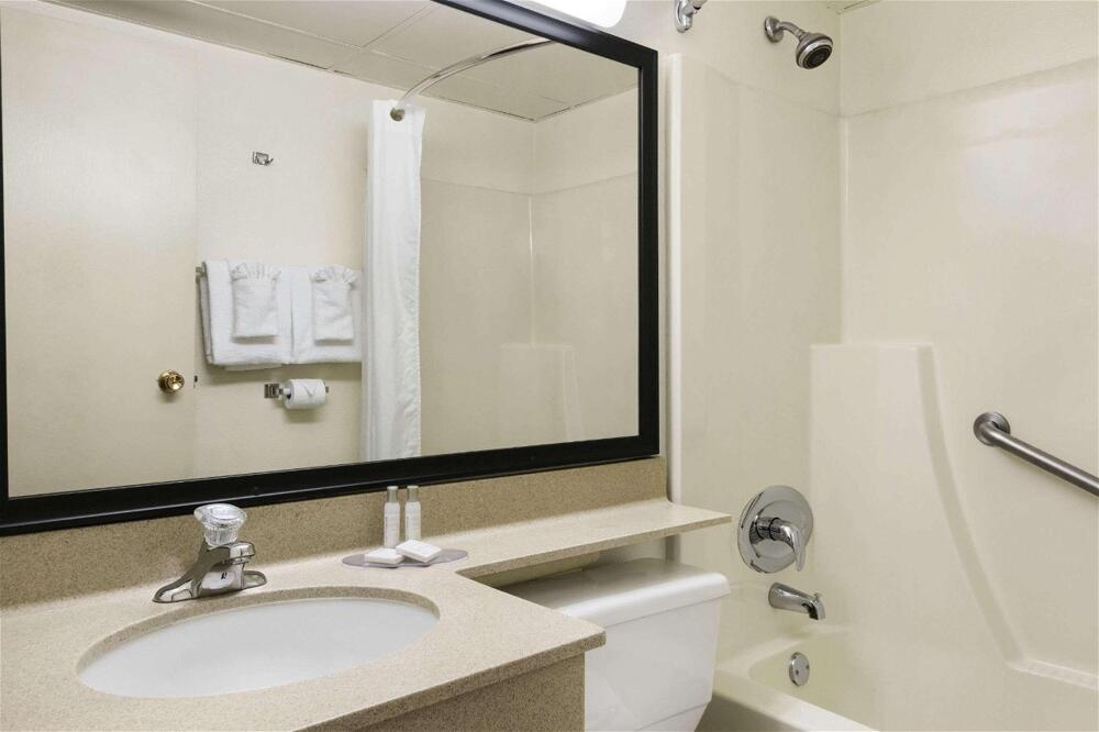 Foto del baño de Hotel Travelodge by Wyndham Edmonton South